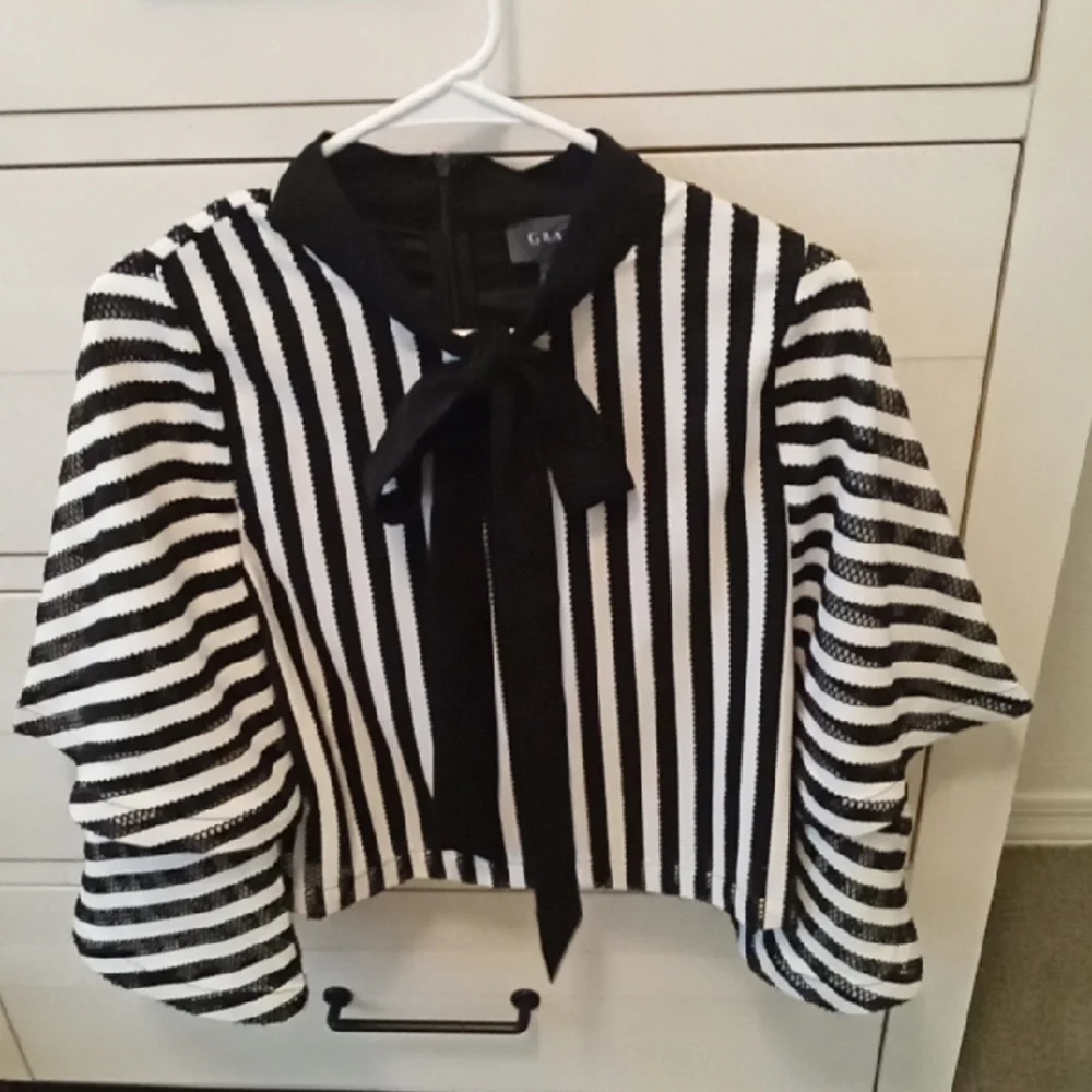 Ladies Gracia Black & White Blouse - Picture 1 of 6